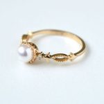 Złoty pierścionek z perłą